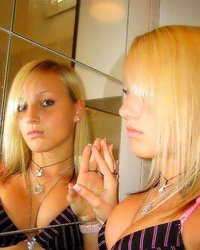 Молодые давалоки снимают себя голыми в душевой 8 фотография