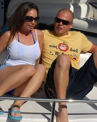 Молодая Холли прокатилась на катере 2 фотография