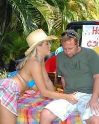 Продавщица фруктов 13 фотография