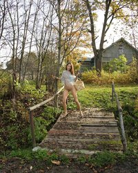 Деревенская нимфа ходит за яблочками голышом 4 фотография