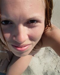 Телки отдыхают на пляже без лифчика 19 фотография