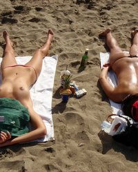 Кристина загорает в пансионате топлесс 9 фотография