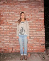 Леди разделась на фоне кирпичной стены 1 фотография