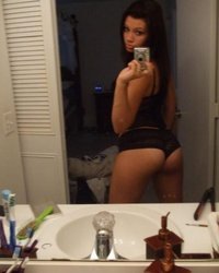 Стройные леди делают селфи в нижнем белье и голышом 1 фотография